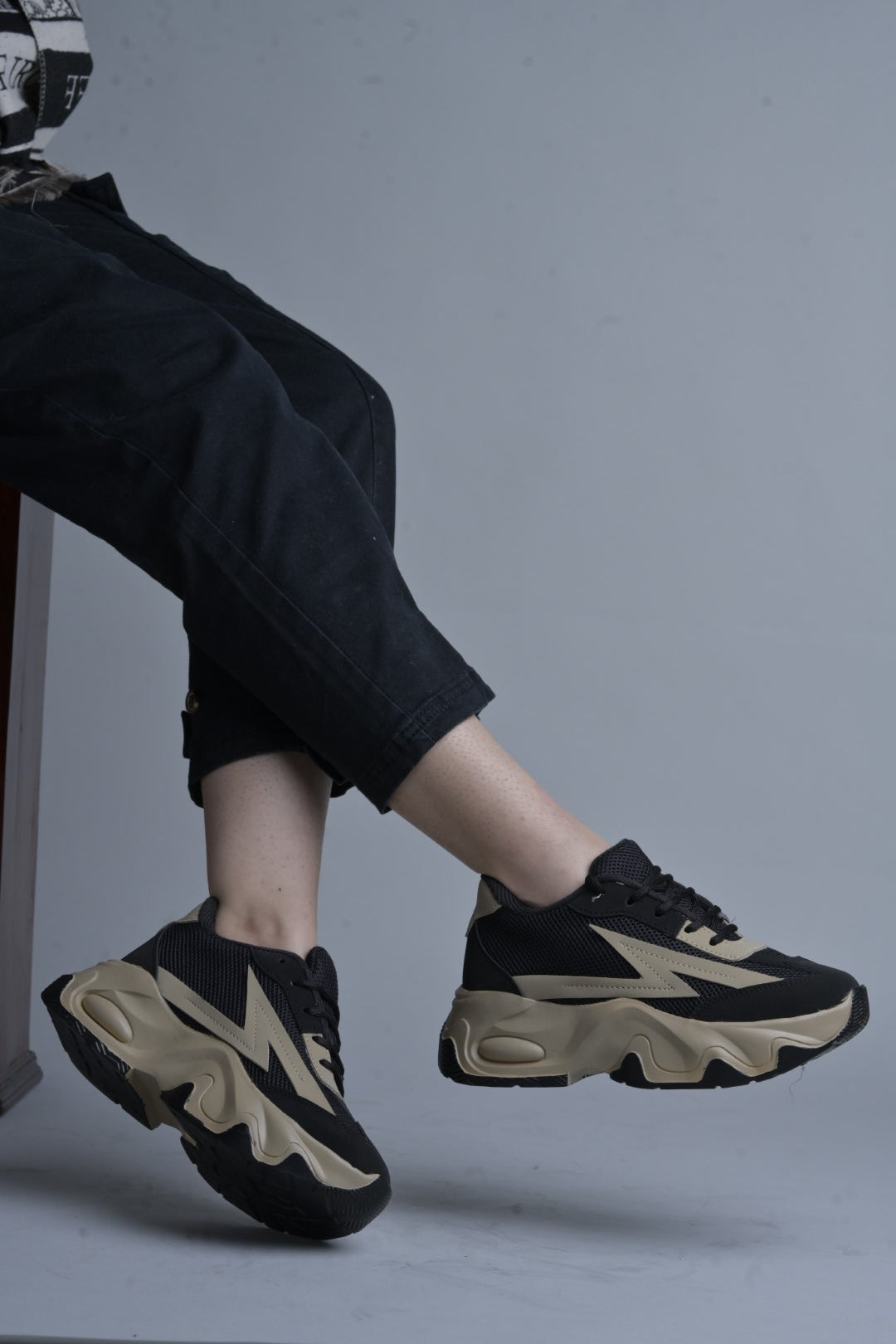 Chunky sole mesh sneakers with bold design