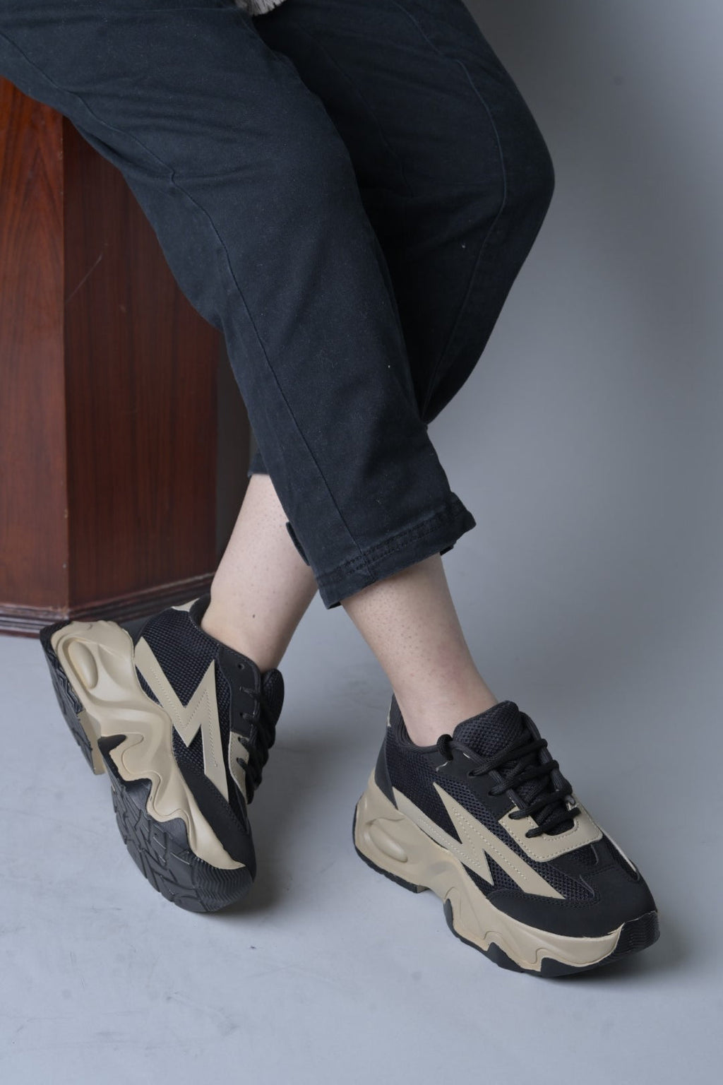 Chunky sole mesh sneakers with bold design