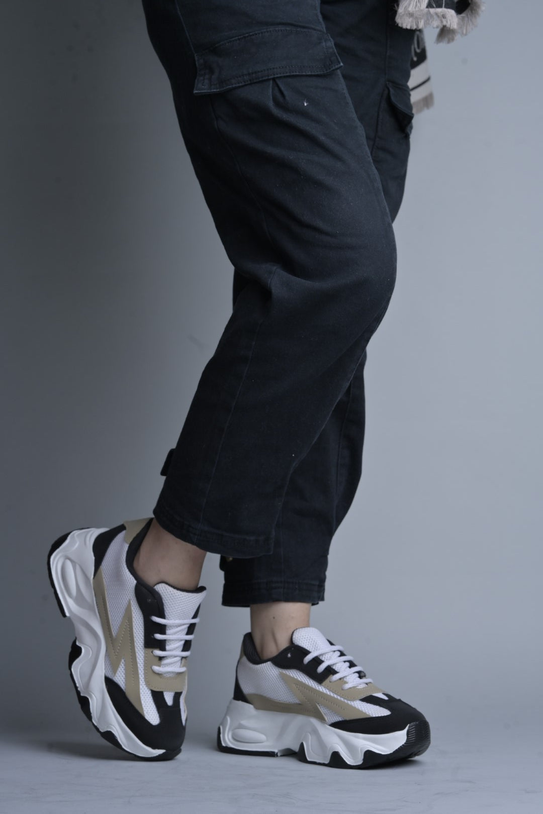 Chunky sole mesh sneakers with bold design