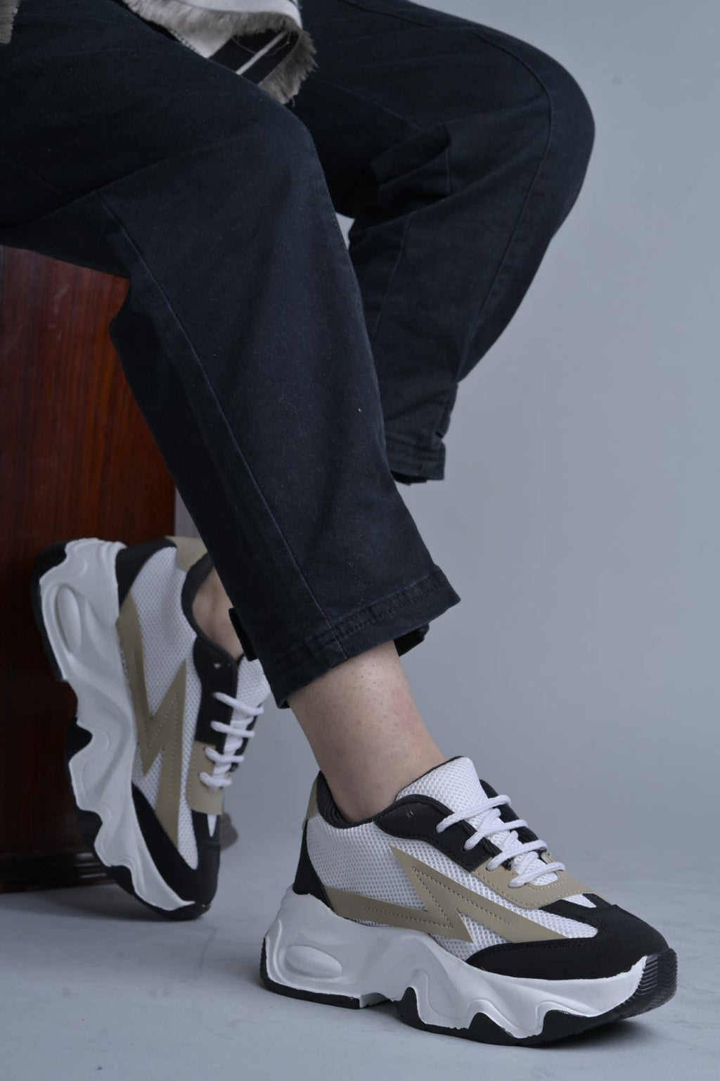 Chunky sole mesh sneakers with bold design