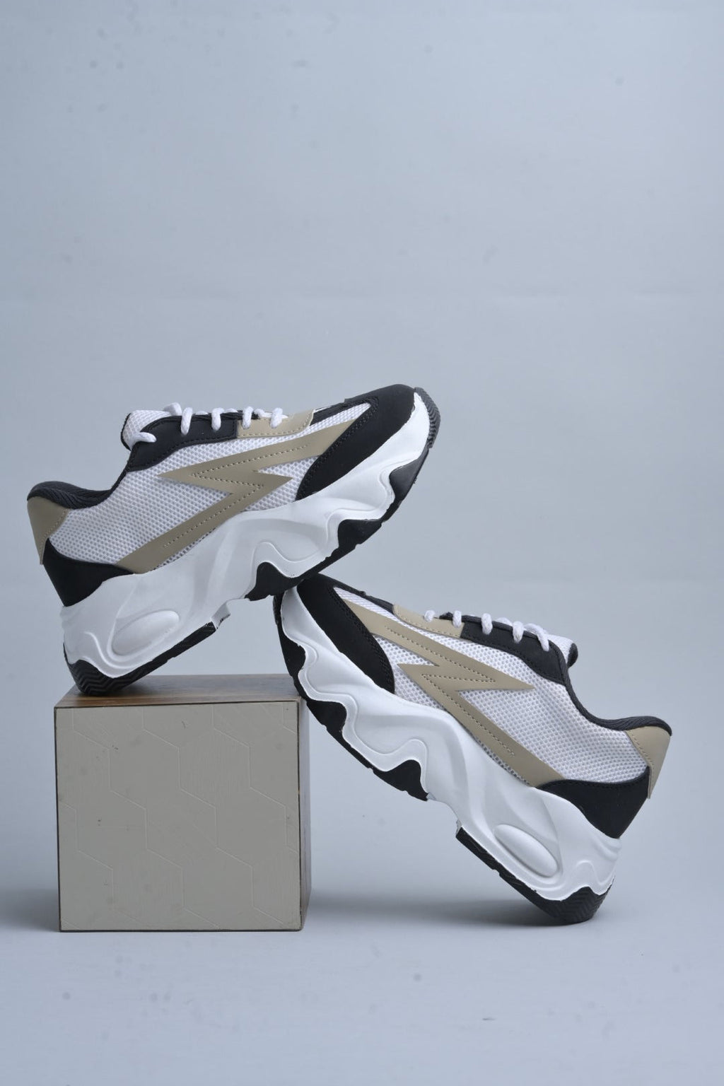 Chunky sole mesh sneakers with bold design