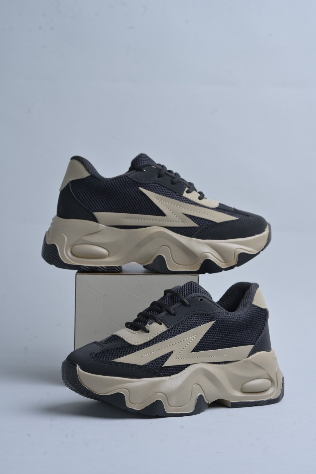 Chunky sole mesh sneakers with bold design