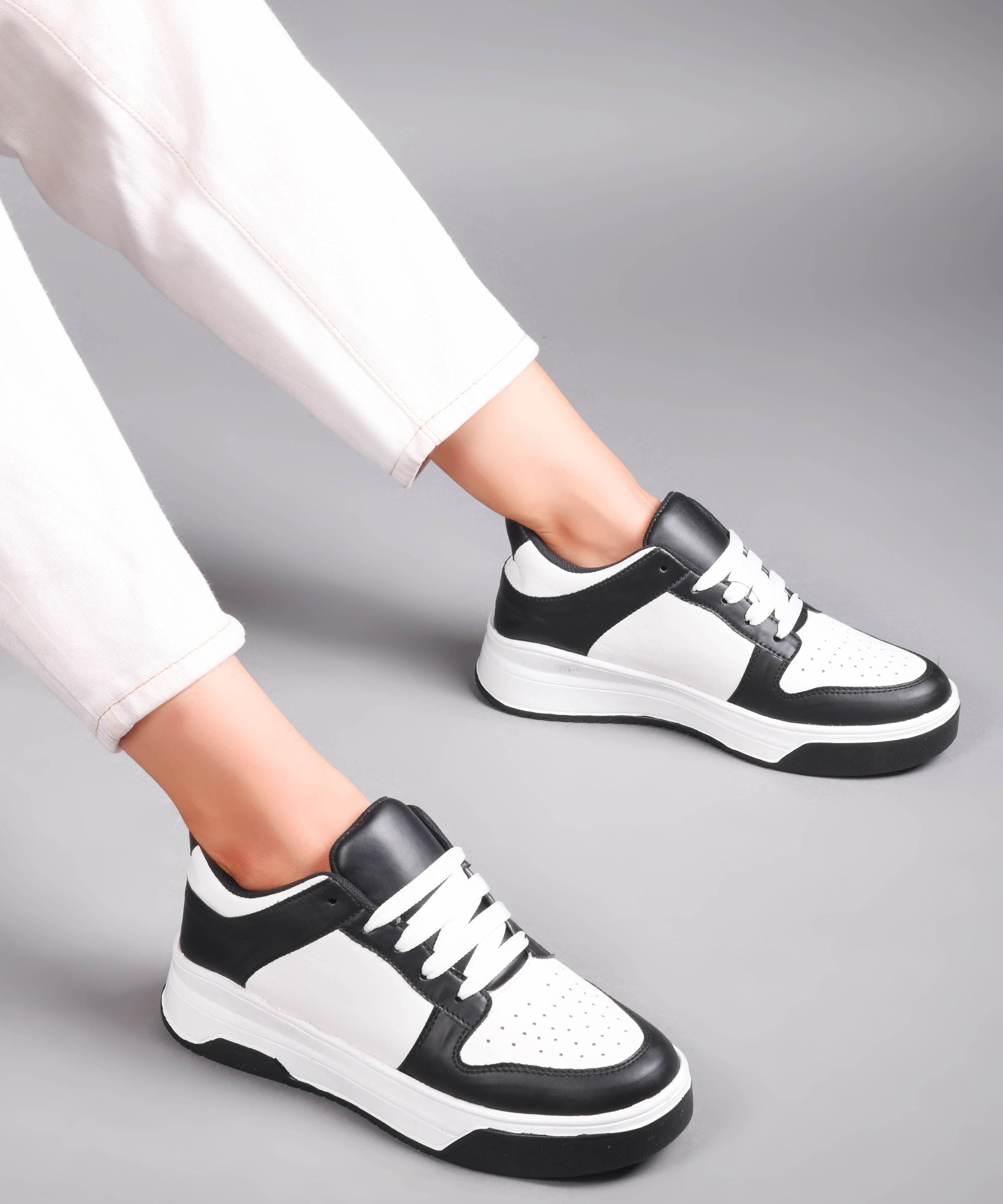platform lace-up sneakers with a two-tone design and a chunky sole  Black