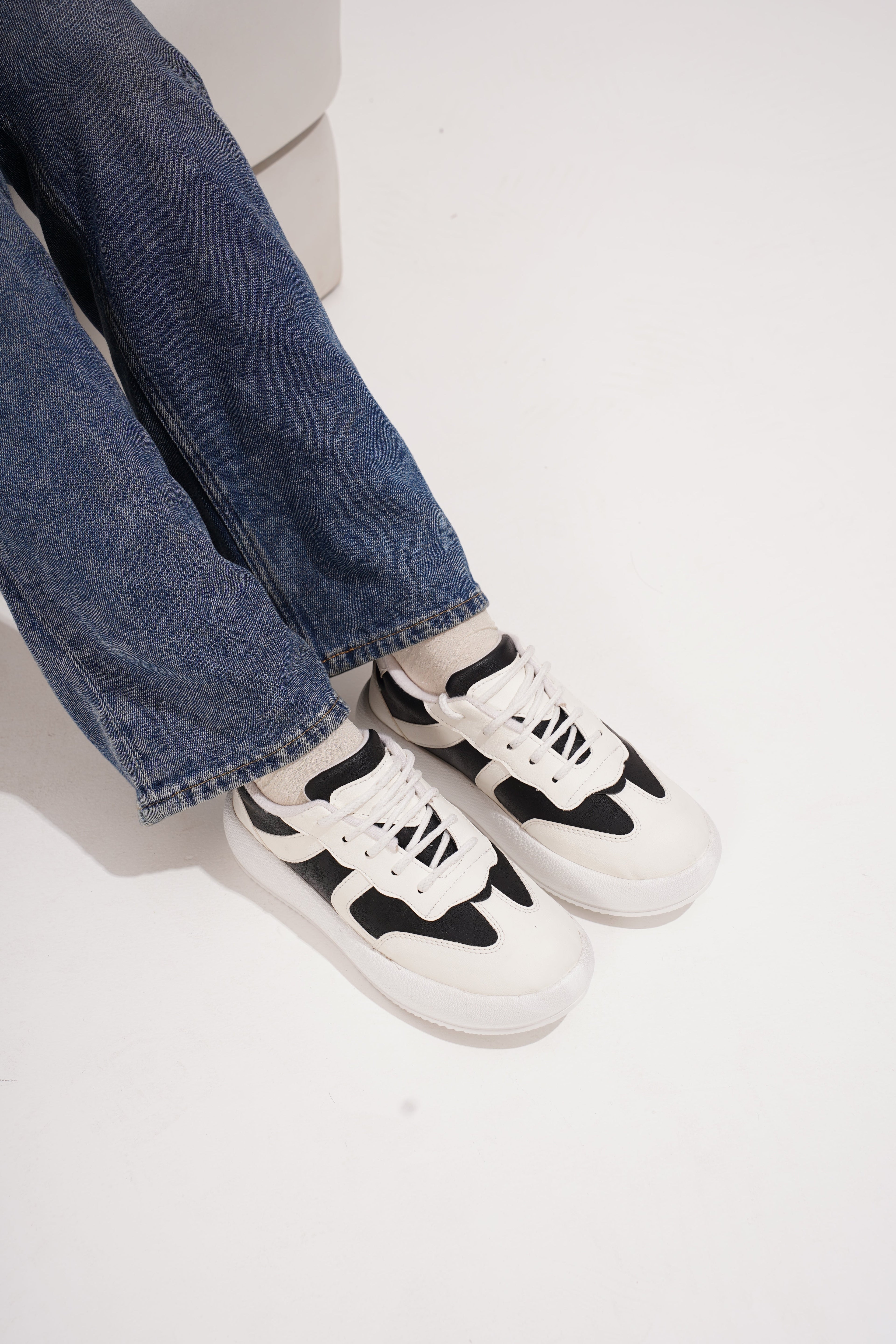 casual lace-up sneakers with distinctive panel detailing on the sides -Black Black-White